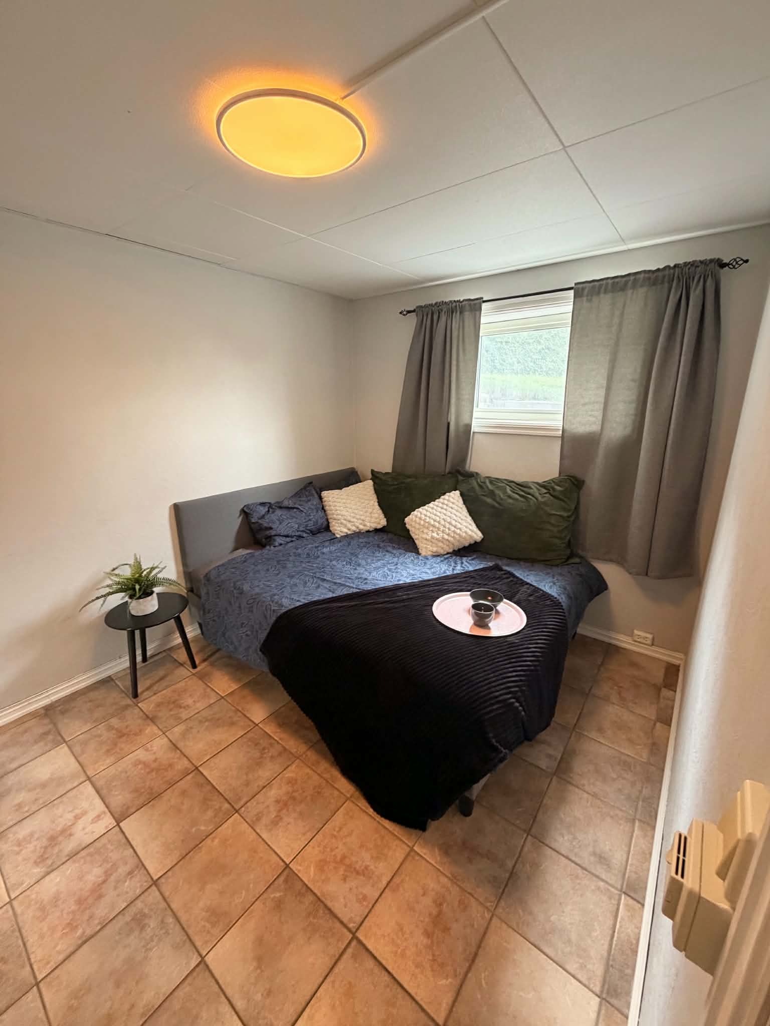 LEDIG1! Vurderes å males blått, mer likt det andre soverommet. Godkjent vindu for soverom, varmekabler og lampe med 2 ulike styrker. er IKKE gult lys, ser bare slik ut på bildet. 